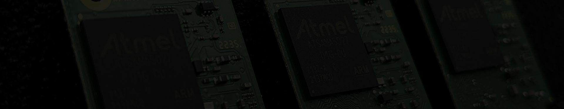 Drei bestückte Elektronikmodule mit Mikrocontroller in der Serienfertigung